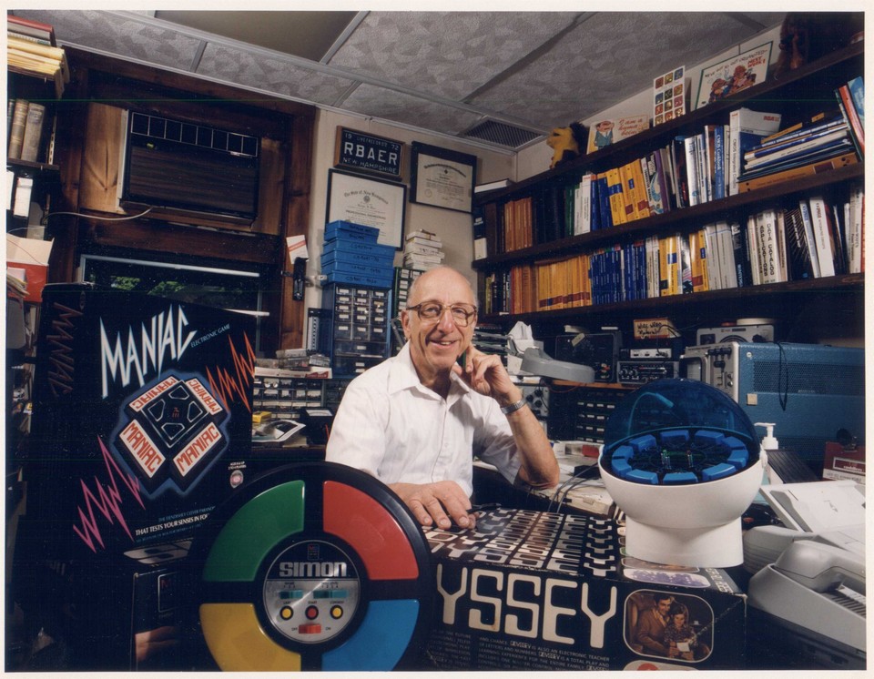 Ralph H. Baer in seinem heimischen Arbeitszimmer: Neben der ersten Spielkonsole Odyssey erfindet er auch das bis heute beliebte Farben- und Tonmerk-Spielzeug Senso (in den USA Simon).