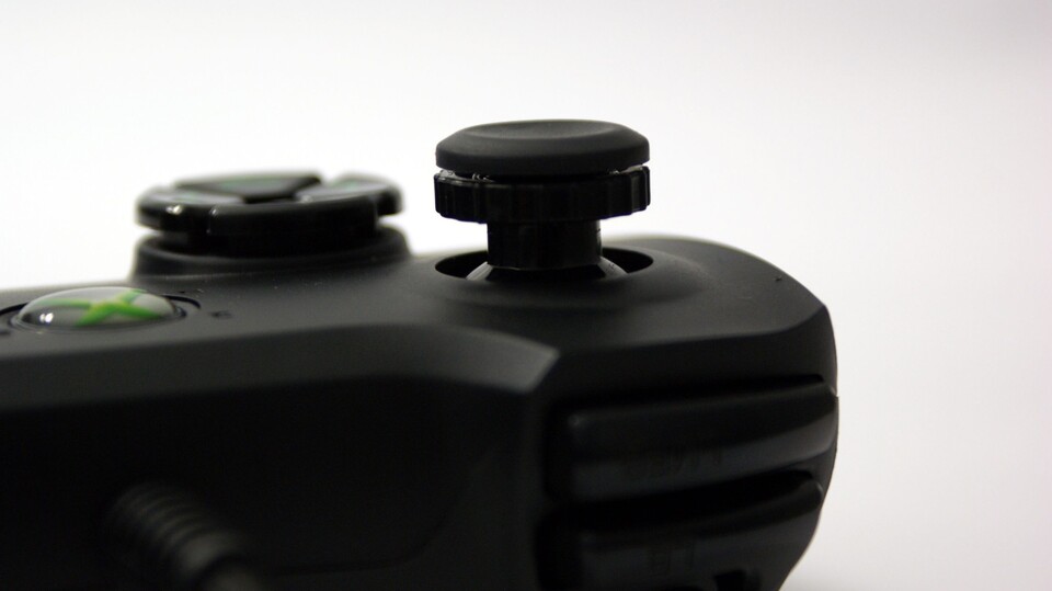 Die Empfindlichkeit der Analog-Sticks lässt sich mit einem Drehregler stufenlos verstellen.