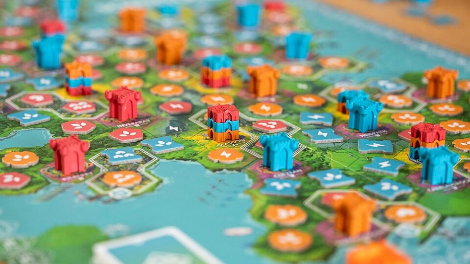 Nach und nach wird sich der Spielplan mit Plättchen und Figuren füllen.
