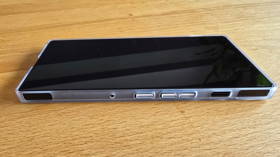 Pracktisch: Die transparente Hülle liegt schon fest dem Liefrumfang bei.