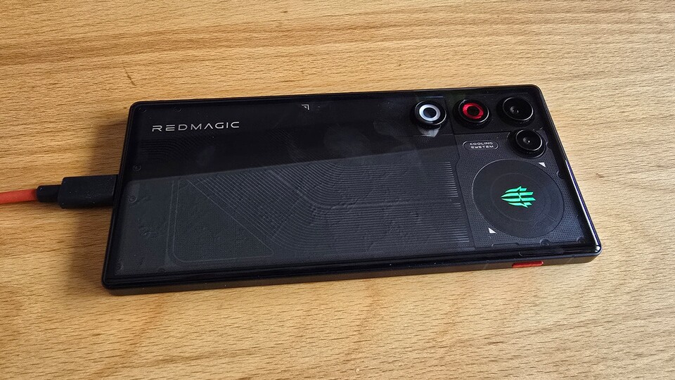 Einblick in die Technologie: Die durchsichtige Gehäuserückseite enthüllt die internen Komponenten sowie die aktive RGB-Beleuchtung.