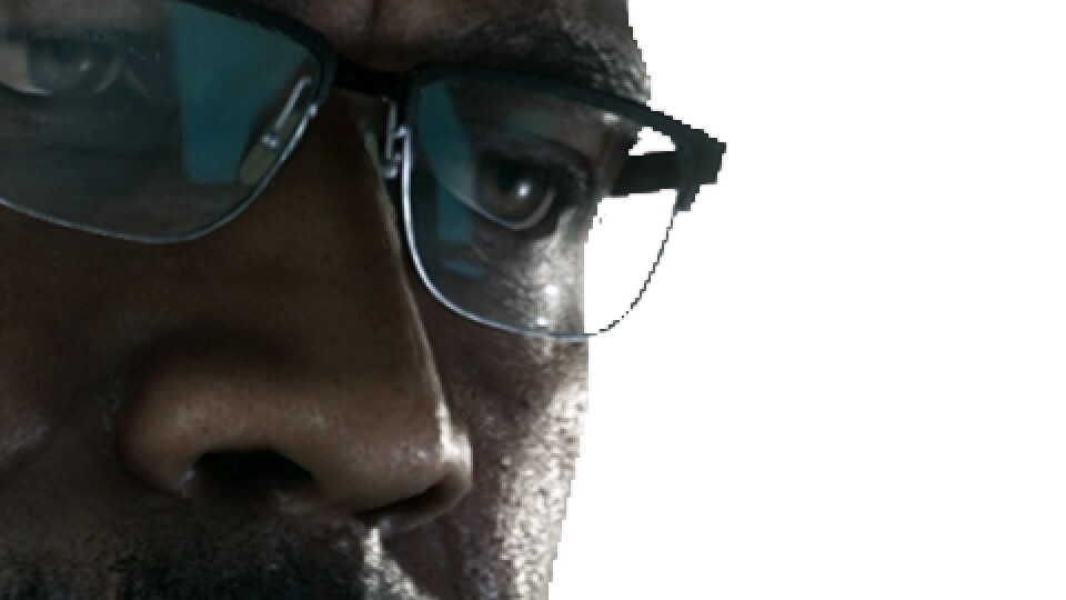 Ihr solltet die pixeligen Kanten an den Augenbrauen von Graces Vorgesetztem, seiner Brille und den Wangen gut erkennen können. Texturen wirken hingegen gar nicht mal so grob, sie werden weitaus besser skaliert.