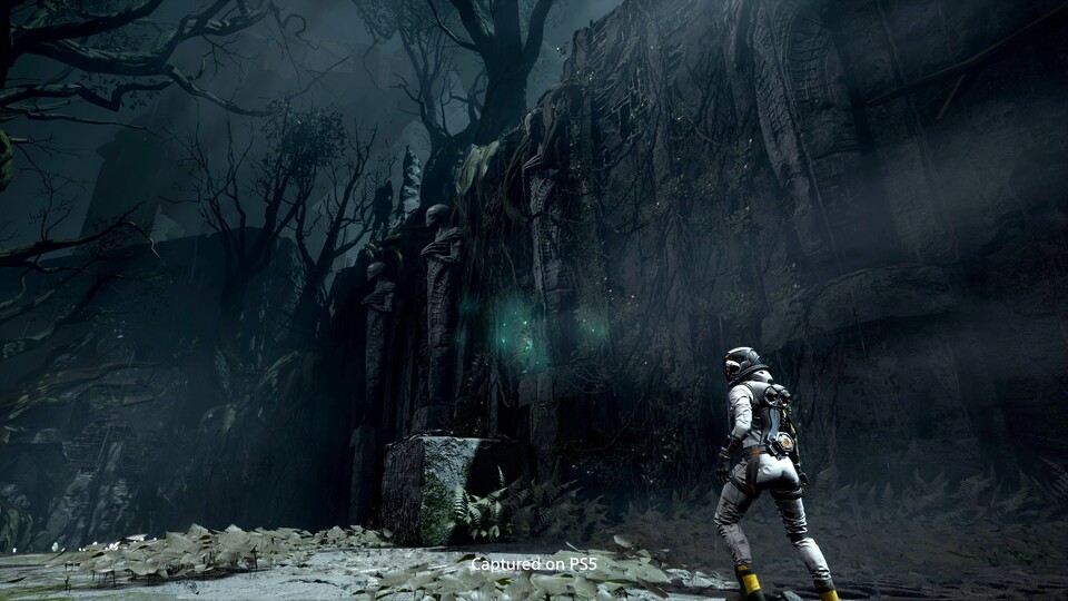 Die geheimnisvolle Spielwelt ist einer der Gründe, weshalb sich Returnal trotz allen Frusts lohnt.