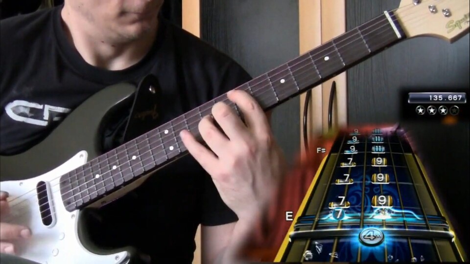 Der Lerneffekt der Pro Gitarre von Rock Band 3 war immens, weil die Interaktion mit der Software Fehler offenbarte, die Anfänger nicht selbst heraushören konnten. Ubisofts Rocksmith+ nutzt diese Methode heute noch.