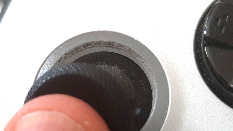 Ich habe zwar ein ganzes Weilchen am ROG Ally gespielt, aber nach ein paar hundert Stunden sollte der Ring trotzdem nicht so pulverisiert aussehen.