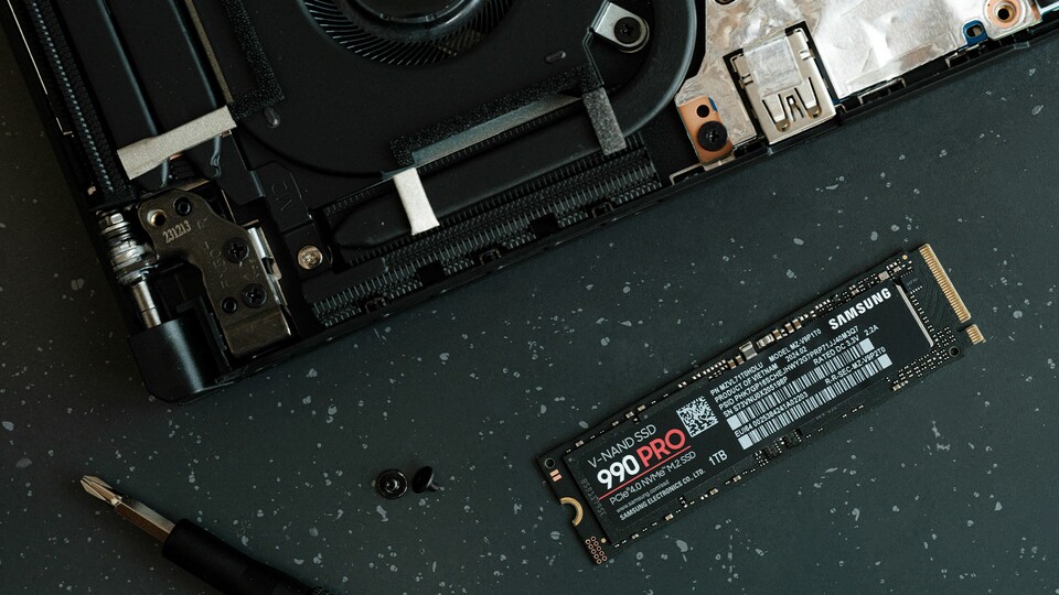 Bevor ihr die Samsung 990 Pro in eure PS5 einbaut, solltet ihr darüber nachdenken, ob ihr noch einen Heatsink an die SSD anbringen wollt.