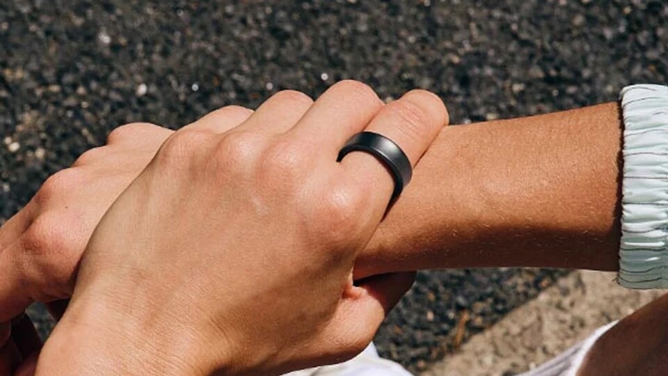Optisch fällt der Ring am Finger absolut null als hochgezüchtetes Tech-Gadget auf. Weil er auch noch aus Titan besteht, müsst ihr euch nicht um Kratzer sorgen.
