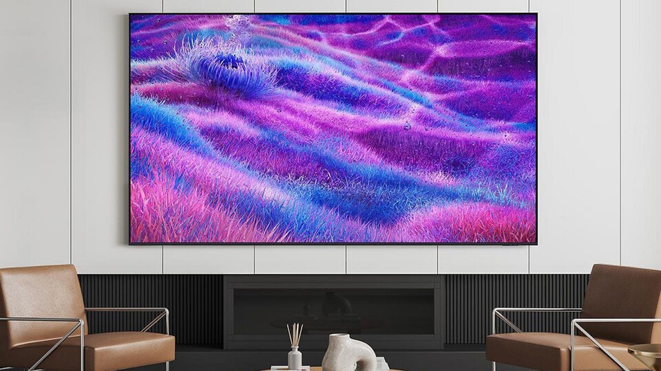 Dank seiner schlanken Form macht sich der Samsung QN80F 4K-Fernseher auch gut an der Wand, eine entsprechend starke Halterung vorausgesetzt.