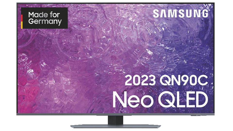 Der Samsung QN90C bietet mit seinem Mini-LED-Display zwar kein perfektes Schwarz wie die OLED-TVs, aber dafür eine sehr hohe Helligkeit.