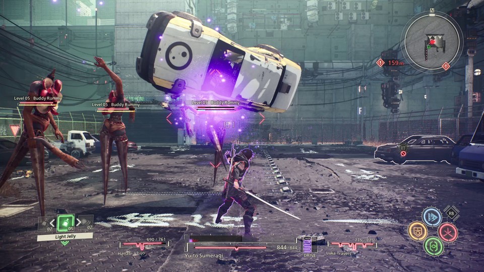 Die Kämpfe sind eine der großen Stärken von Scarlet Nexus. Mittels Psychokinese hebt Yuito hier ein Auto an, um es mit voller Wucht auf die Gegner zu werfen.