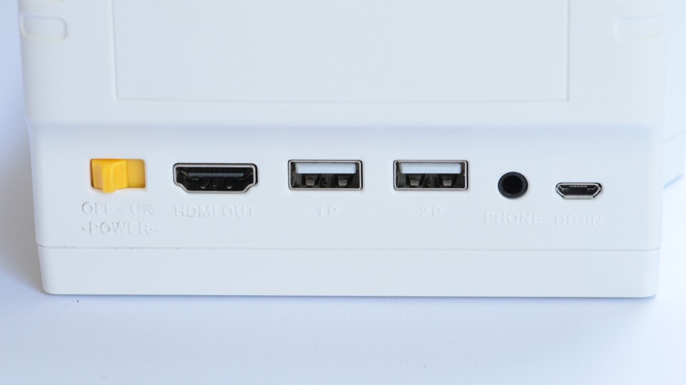 Auf der Rückseite findet ihr von links nach rechts: Ein-/Ausschalter, HDMI, zwei USB-Ports für Controller, Kopfhöreranschluss und Mini-USB für die Stromversorgung.