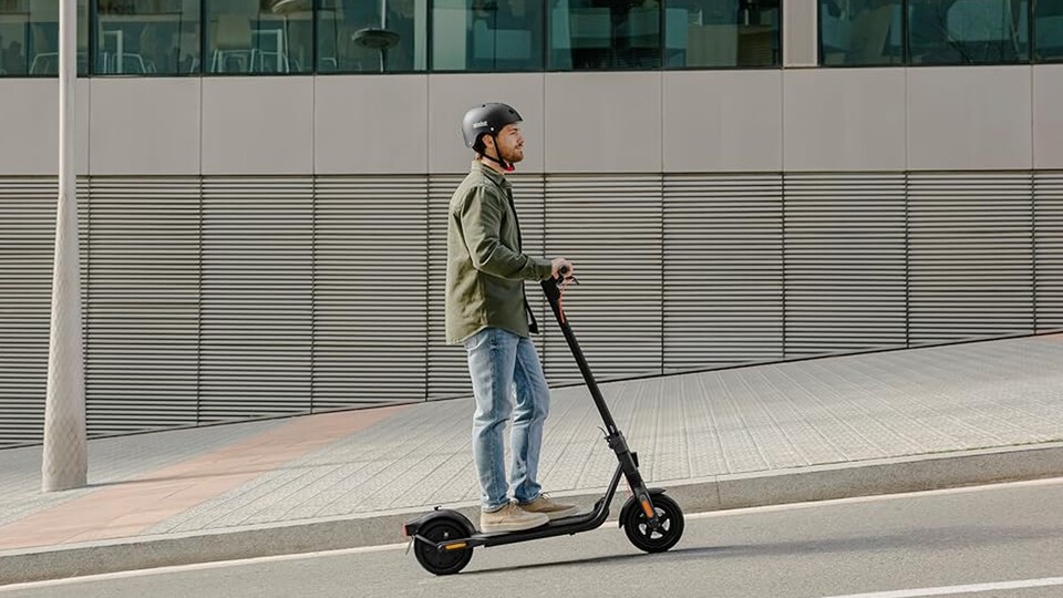 Natürlich nur mit Straßenzulassung: Dieser E-Scooter darf in Deutschland auf die Straße und erfüllt alle rechtlichen Normen.