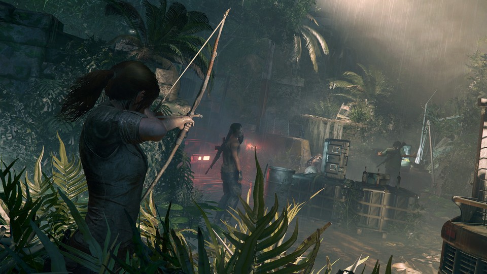 Lara kann sich an die Trinity-Soldaten anschleichen. Oder sie jagt explosive Fässer in die Luft und rammt den Feinden aus nächste Nähe ein Messer in den Hals.