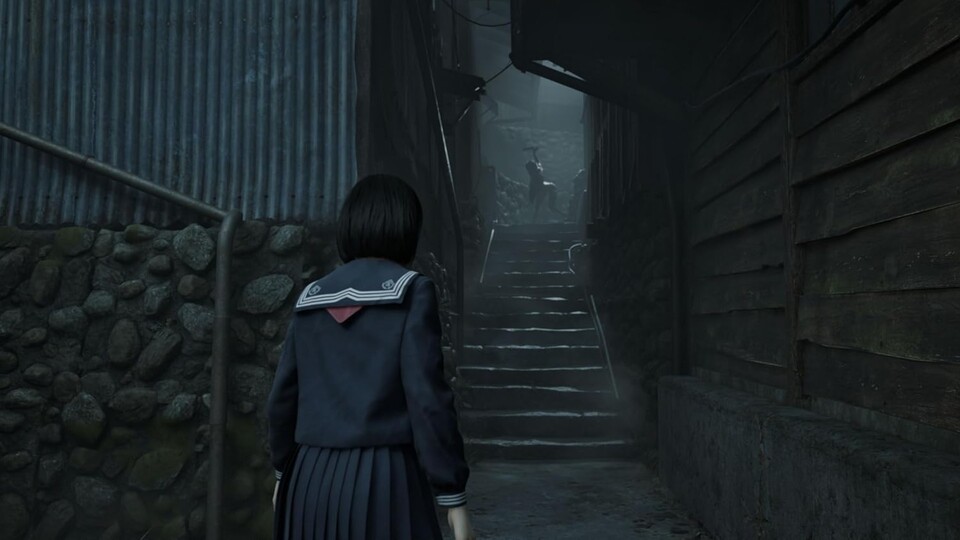 In den engen Gassen einer japanischen Kleinstadt warten in Silent Hill f namenlose Schrecken auf uns.