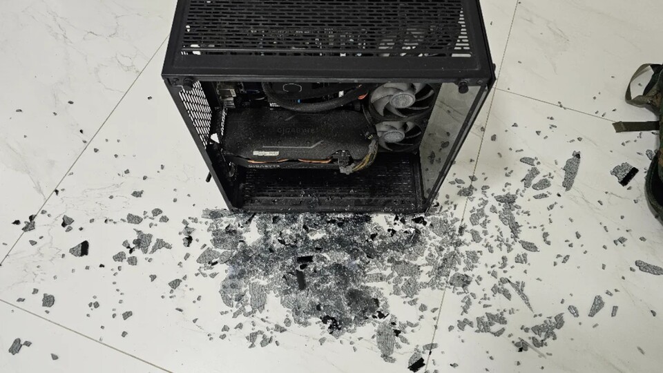 So sieht das in tausend Teile zersplitterte Glasteil des PC-Gehäuses aus (Bild: reddit.comusercakechips)