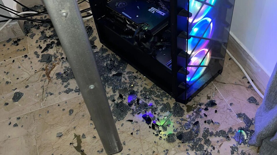 PC-Spieler geht Glas-Gehäuse kaputt - es soll "einfach so" explodiert sein