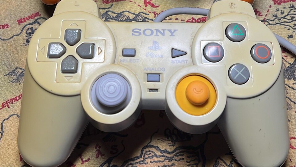 So sieht es aus, wenn man den GameCube-Controller mit dem PS1-Controlelr mixt (Bild: reddit.comuserNEC_Meliodas)