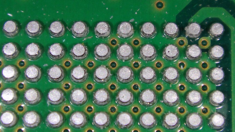 Komplexe Grafik-Chips werden über solche kleinen Bällchen mit der Platine verbunden.