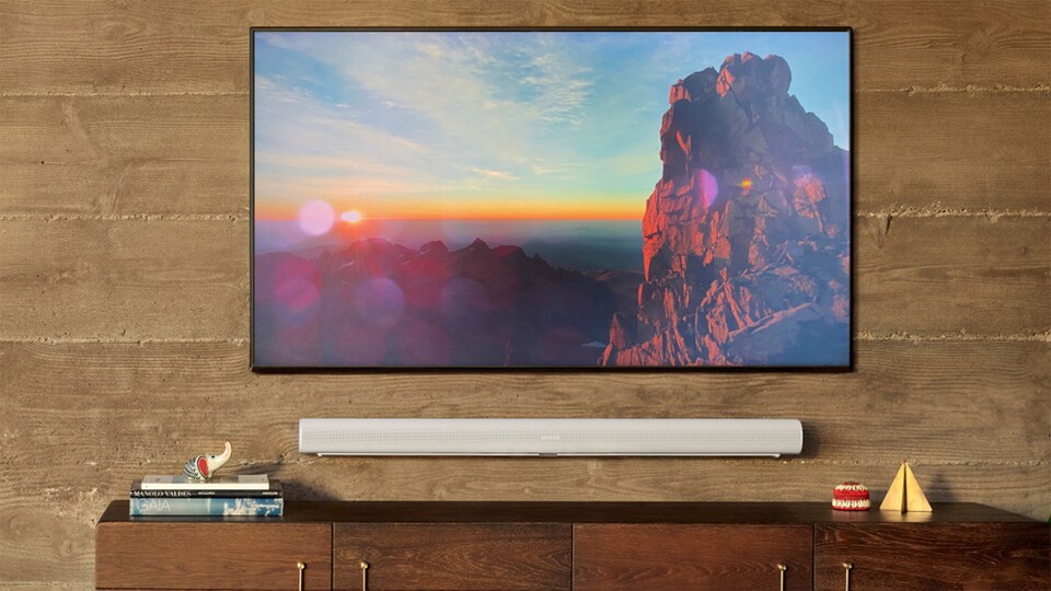 Ihr könnt die Sounbar auf euer Lowboard legen oder an die Wand schrauben.