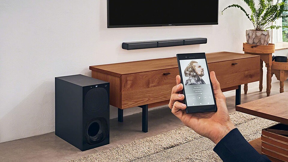 Neben HDMI gibt es an der Soundbar auch optische Anschlüsse und sie verfügt natürlich auch über Bluetooth.
