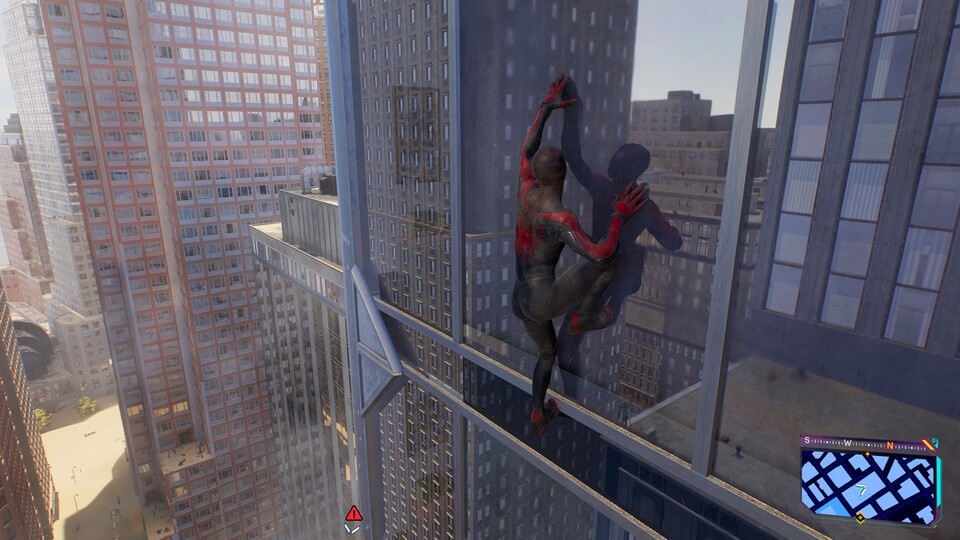 Dank Raytracing könnt ihr in Spider-Man 2 wirklich alle Spiegelungen an den Glasfassaden New Yorks sehen. Krass!