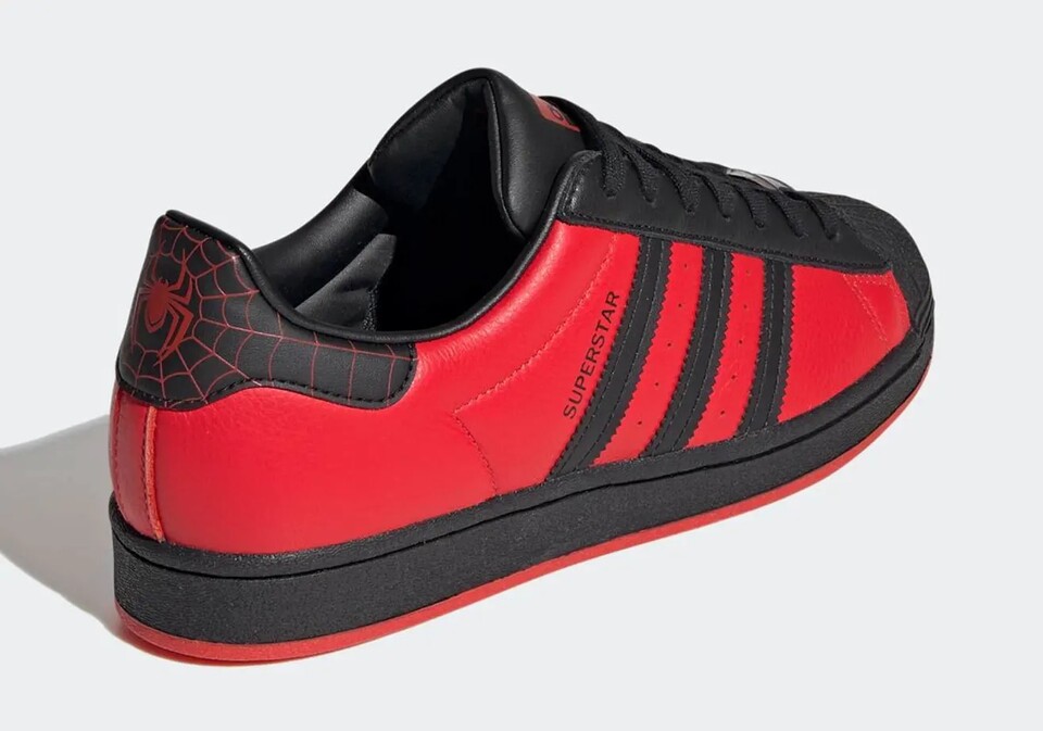 Hinten an den Spider-Man Miles Morales-Adidas-Sneakern prangt ein Spinnennetz.