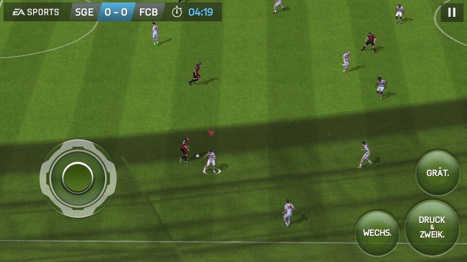 FIFA 15 Ultimate Team : Aktionen wie Grätschen oder Schießen werden wahlweise per Icon-Druck am Bildrand oder durch Wischgesten über den Touchscreen ausgeführt.