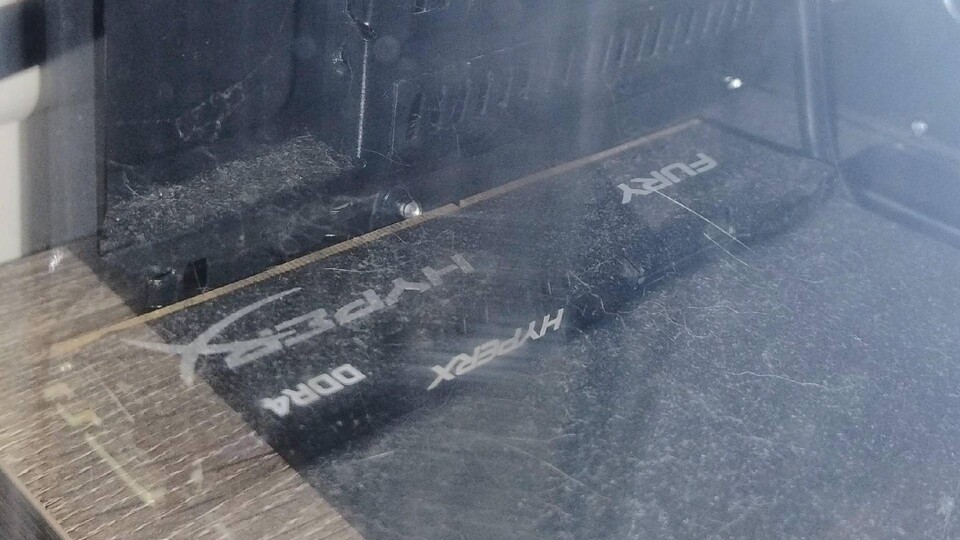 Der RAM-Riegel liegt im Staub. (Bild: Future_Quarter9693 auf Reddit)