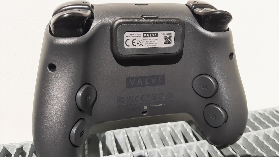 Die Rücktasten des Steam Controllers sind großflächig und drücken sich gut.