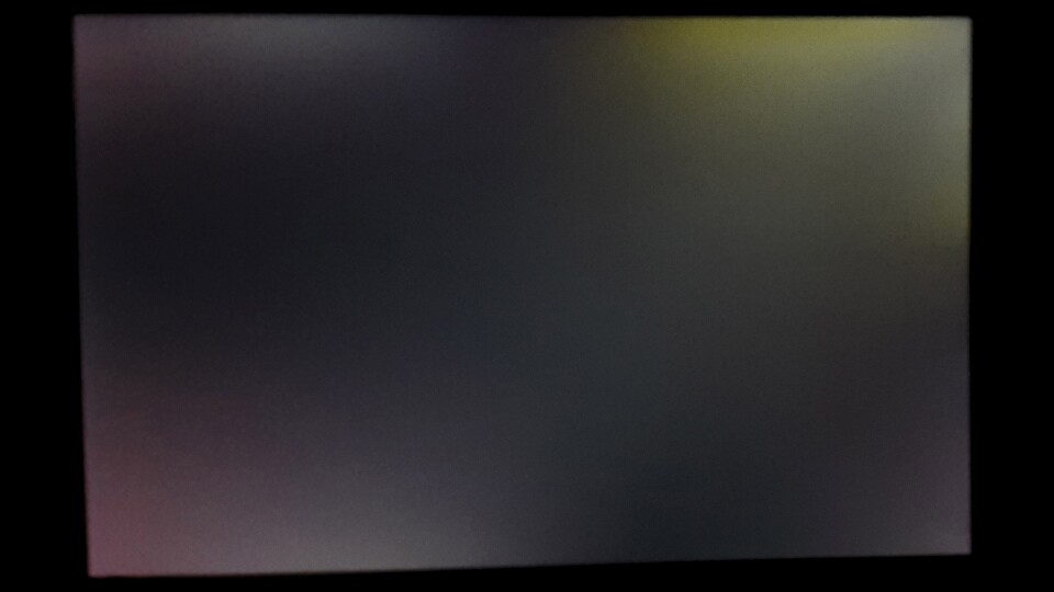 Fotoaufnahmen eines dunklen Bildschirms sollen lediglich die Uniformität abbilden, im normalen Spielbetrieb fällt der sogenannte “IPS Glow” nur bei dunklen Szenen wirklich auf, das in geringem Maße durchscheinende Backlight ist mit dem bloßen Auge kaum zu erkennen.