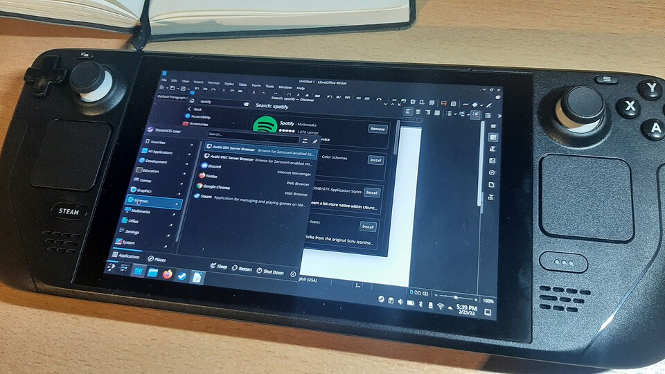 So elegant wie ein Notebook ist das Steam Deck nicht, theoretisch können wir aber viel in der Linux-Oberfläche anstellen. Discord, Spotify oder ein freies Office-Programm? Alles kein Problem.