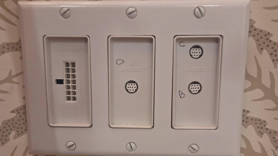 Diese Steckdose entdeckte der Reddit-User. (Bildquelle: Reddit)