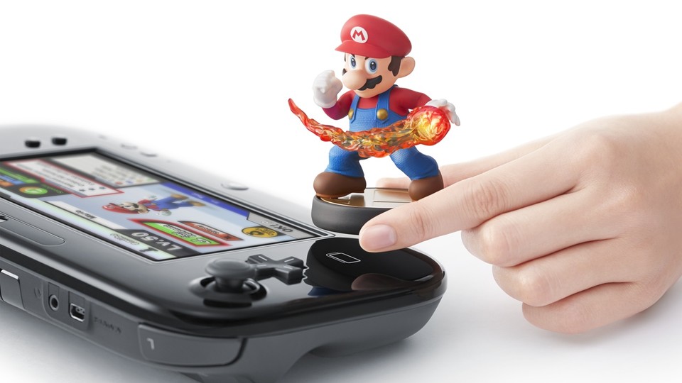 Im Gamepad der Wii U ist ein NFC-Leser integriert. Wir stellen die Amiibo-Figur drauf und sie erscheint im Spiel.