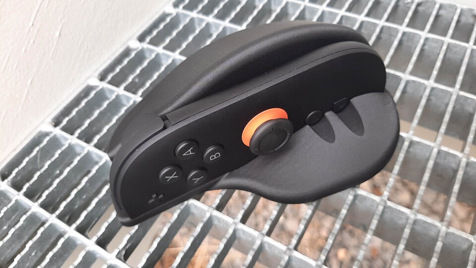 Die Halterung sitzt wie angegossen und passt auch gut zum Design der Switch 2-Joy-Con.