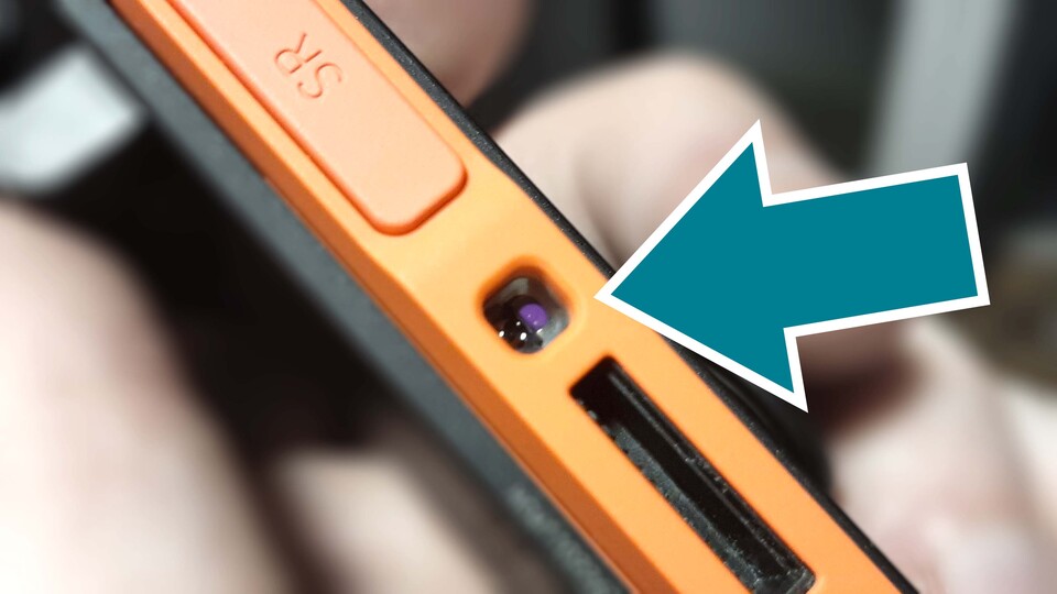 Mittig an den Joy-Con-Innenseiten versteckt sich der optische Sensor. Das Magenta-farbene Leuchten ist üblicherweise nicht zu sehen und taucht nur in der Kamera auf.