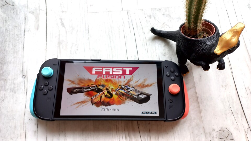 Samara kommt ohne ihre Lieblings-Zubehör nicht mehr aus.