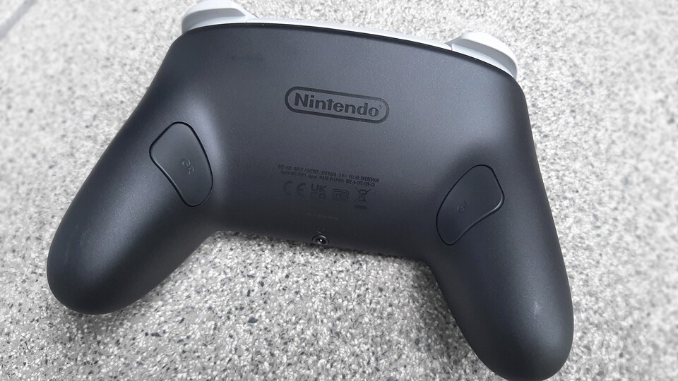 Die beiden Rücktasten sind hoch an den Controller-Griffen gelegen.