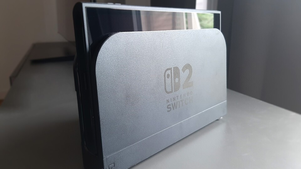 Das neue TV-Dock ist eine ganze Spur höher und hat an der Front kaum Gewicht. Dadurch neigt die Station dazu, nach vorn zu kippen, solltet ihr gerade die Joy-Con abnehmen oder Kabel anschließen.
