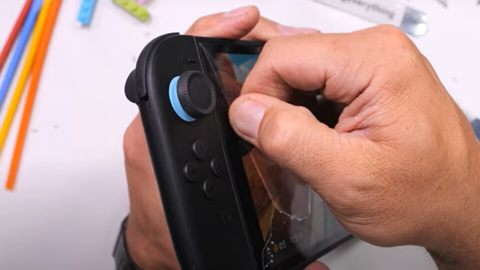 Nicht nachmachen! Laut Nintendo sollte die Nintendo Switch 2-Schutzfolie besser dranbleiben.