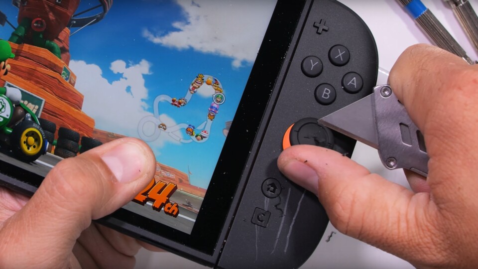 Die Switch 2 trägt beim Stresstest einige kosmetische Schäden davon, kommt abseits des Bildschirms aber ziemlich gut weg. (Bild: YouTube@JerryRigEverything)