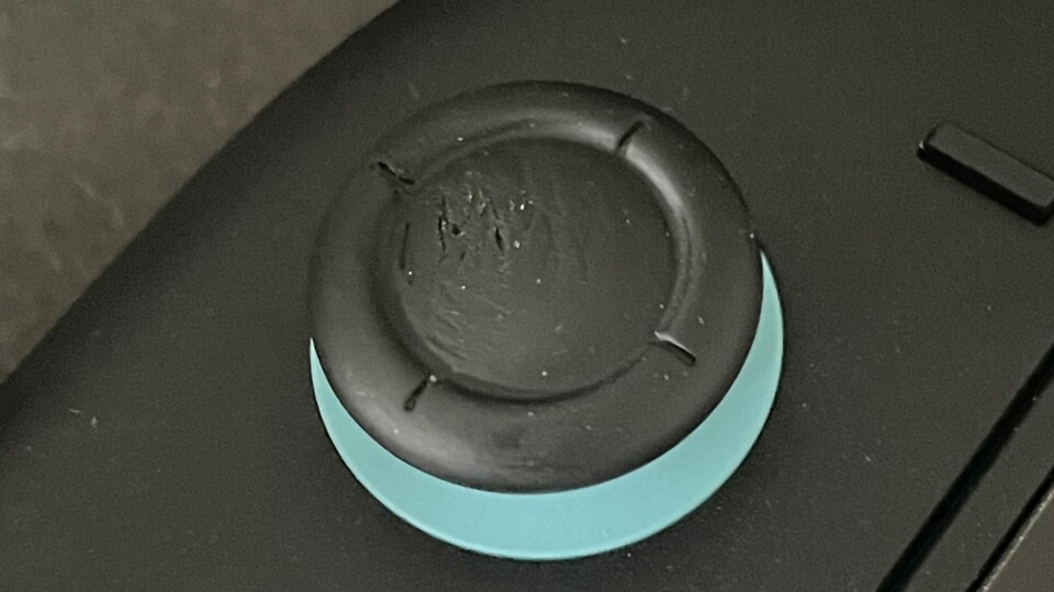 Hat hier jemand versucht den armen Thumbstick zu erstechen?