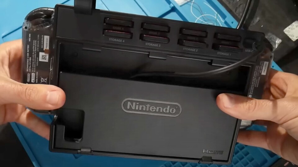 Von vorn ist nur das flache Kabel zu erkennen, der Rest des Card Reader verschwindet auf die Rückseite. (Bildquelle: MrMario2011 Youtube)