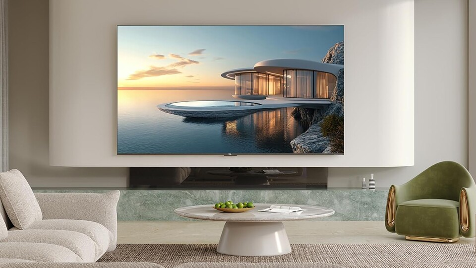 Der TCL C7K QLED-Fernseher macht sich durch sein schlankes Design ausgezeichnet an der Wand, wird aber natürlich mit Standfüßen geliefert.