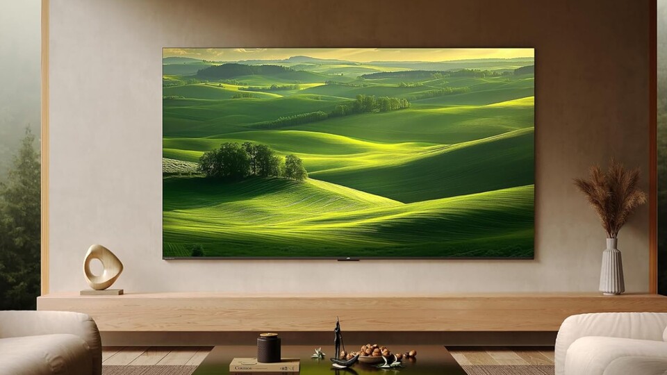 Der TCL Q7C QLED-Fernseher verfügt über ein schlankes Design und passt deshalb gut an die Wand.
