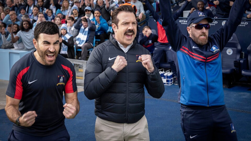 Solche Szenen beim Fußballspiel sind bei Ted Lasso eher Nebensache. (Bild: Apple TV+)