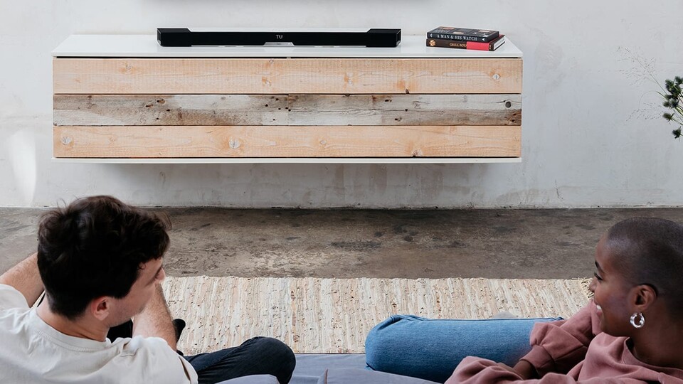 Dank des eingebauten Subwoofers braucht ihr nichts weiter als die Soundbar für gigantischen Heimkino-Sound.
