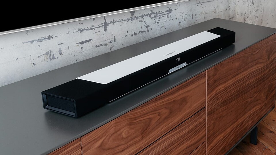 Das schicke, schlichte Design lässt zunächst nicht erwarten, welche Power in dieser Soundbar schlummert.