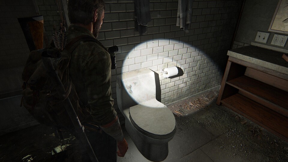 Wo man in The Last of Us Part 1 auch hinsieht, in den Toiletten finden wir die Klopapierrollen mit dem Ende nach hinten aufgehängt.