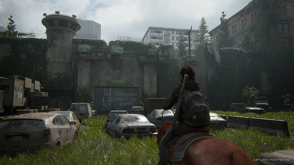 Die Areale von The Last of Us 2 sind weniger linear, dafür offener und verzweigter. Wer will, kann hier ordentlich Zeit mit Erkundung verbringen.