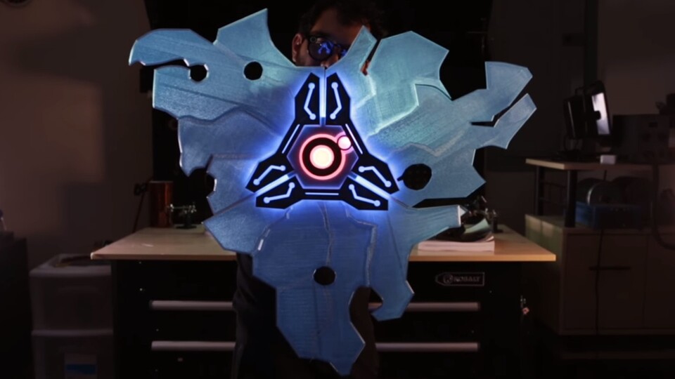 Teile des Schilds stammen aus einem 3D-Drucker.